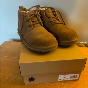 Size 9 women’s Uggs Neumel boot
